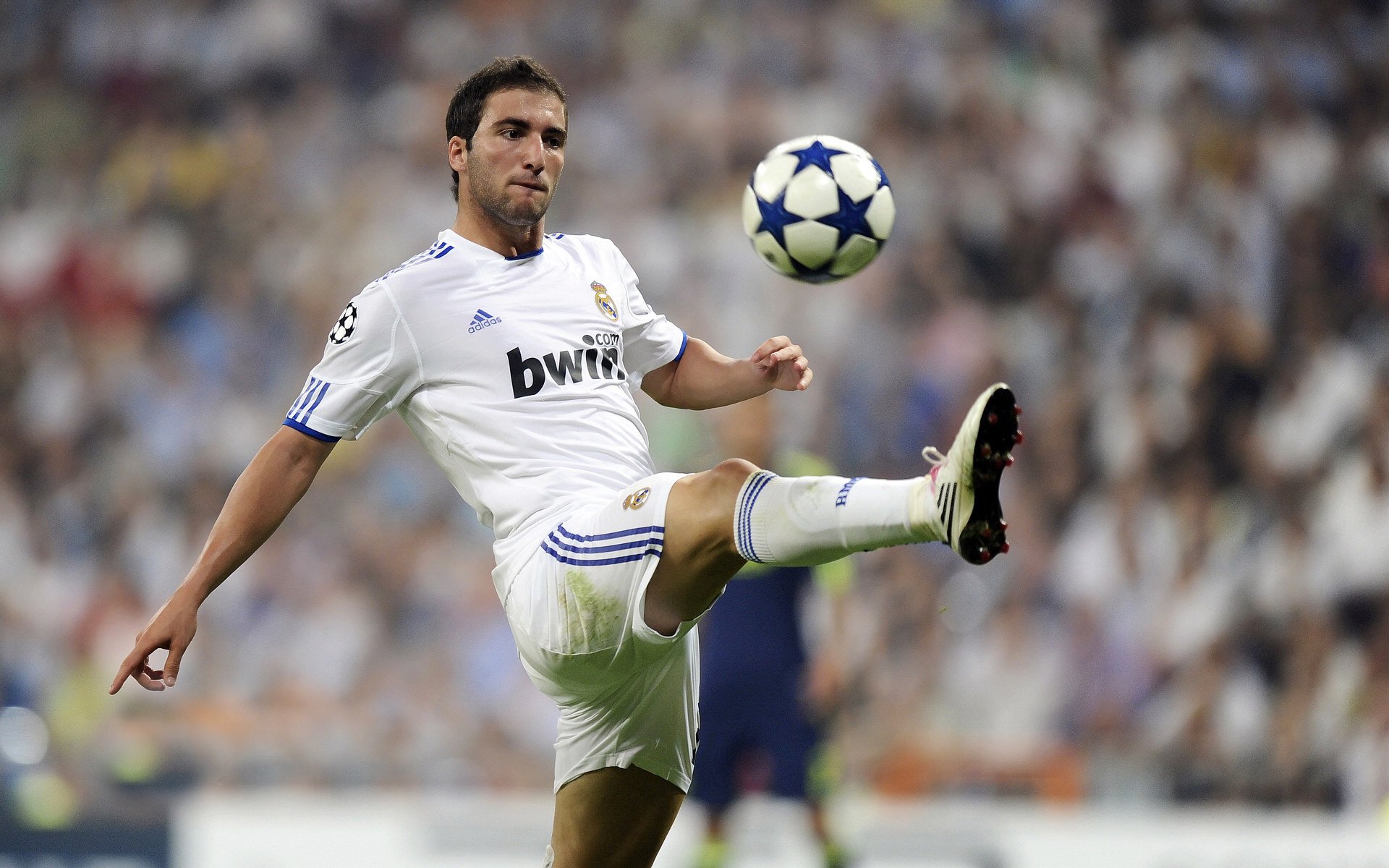 西甲豪门激战正酣,皇马巴萨上演巅峰对决